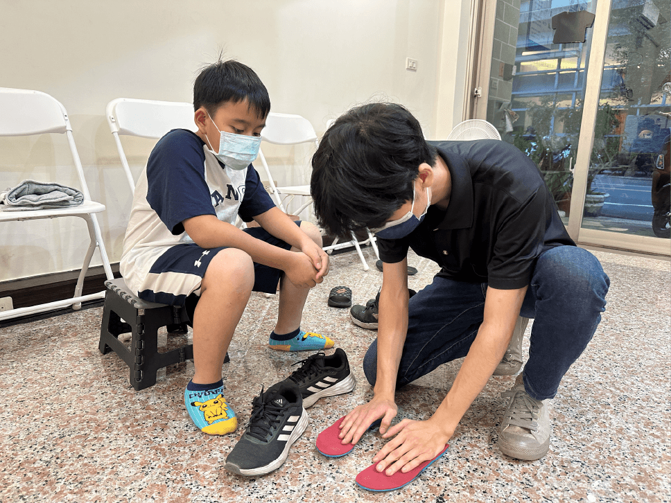 仔細觀察訂做鞋墊與兒童足弓狀況，根據扁平足問題修正角度支撐